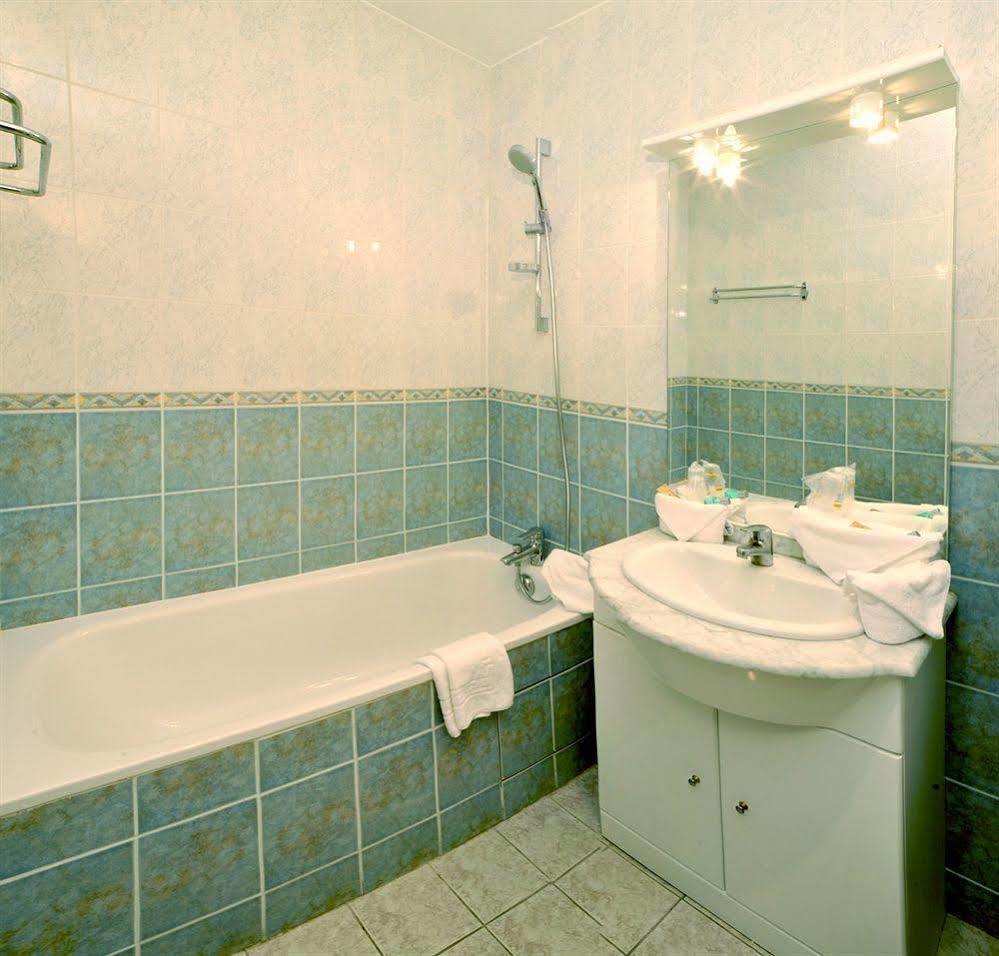 Enzo Hotels Trappes By Kyriad Direct Екстер'єр фото